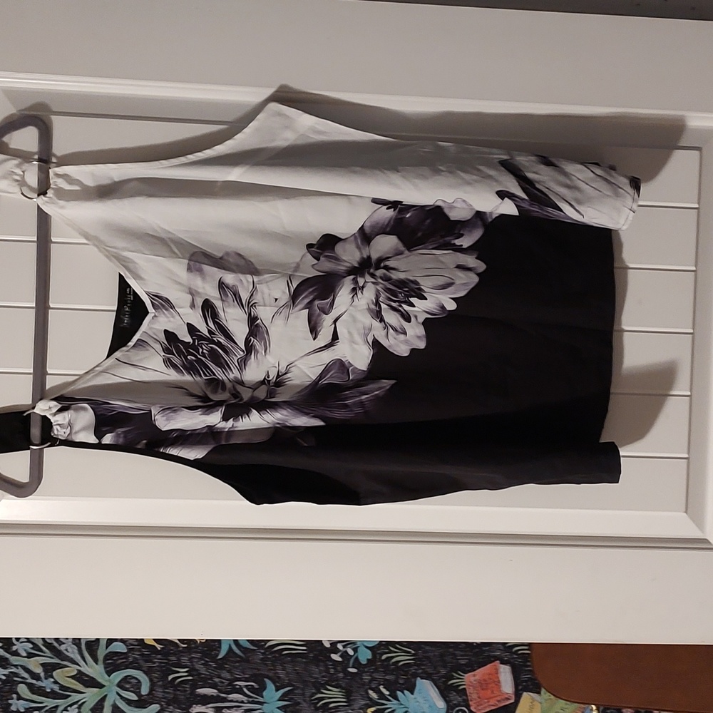 Emery Rose Black and White Floral Design Tank